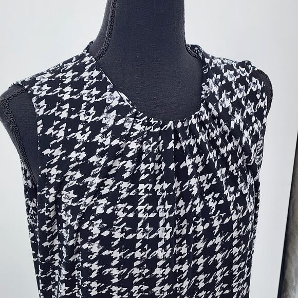 Calvin Klein Pleated Front Geometric Sleeveless Tank Top Blouse Size Medium - Picture 2 of 9